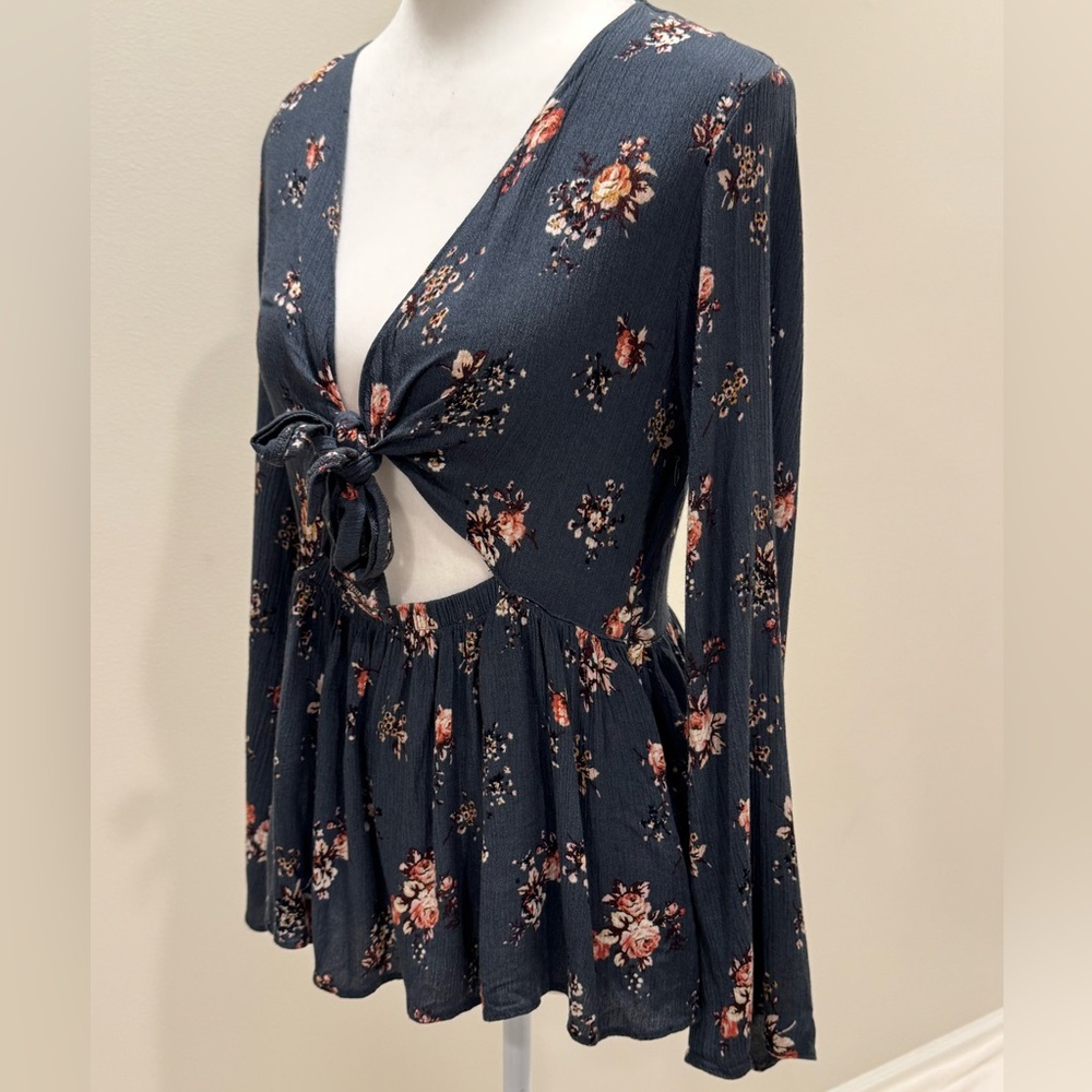 American Eagle 100% Viscose Floral Tie-Front Cutout Blouse Size M - Picture 8 of 9